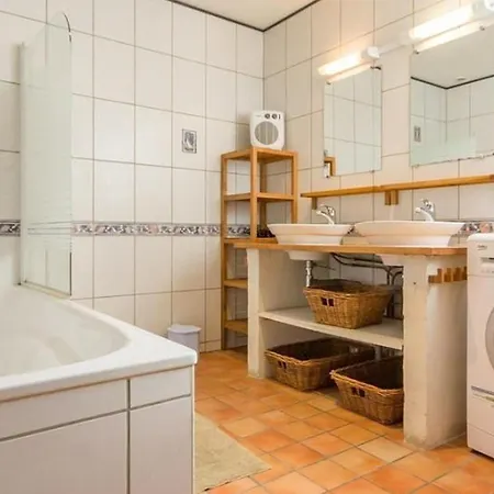 Confortable Avec Jardin Et Piscine Commune - Fr-1-306-1325